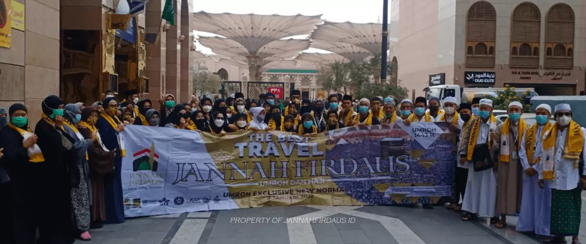 foto bersama di pelataran Masjid Nabawi